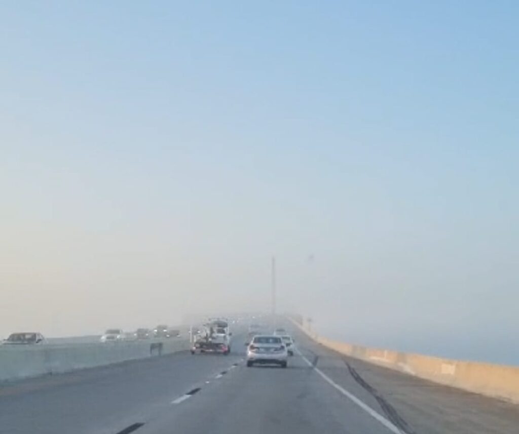 El Skyway se oculta ante la neblina, en el paso de Bradenton a St Peatesburgo